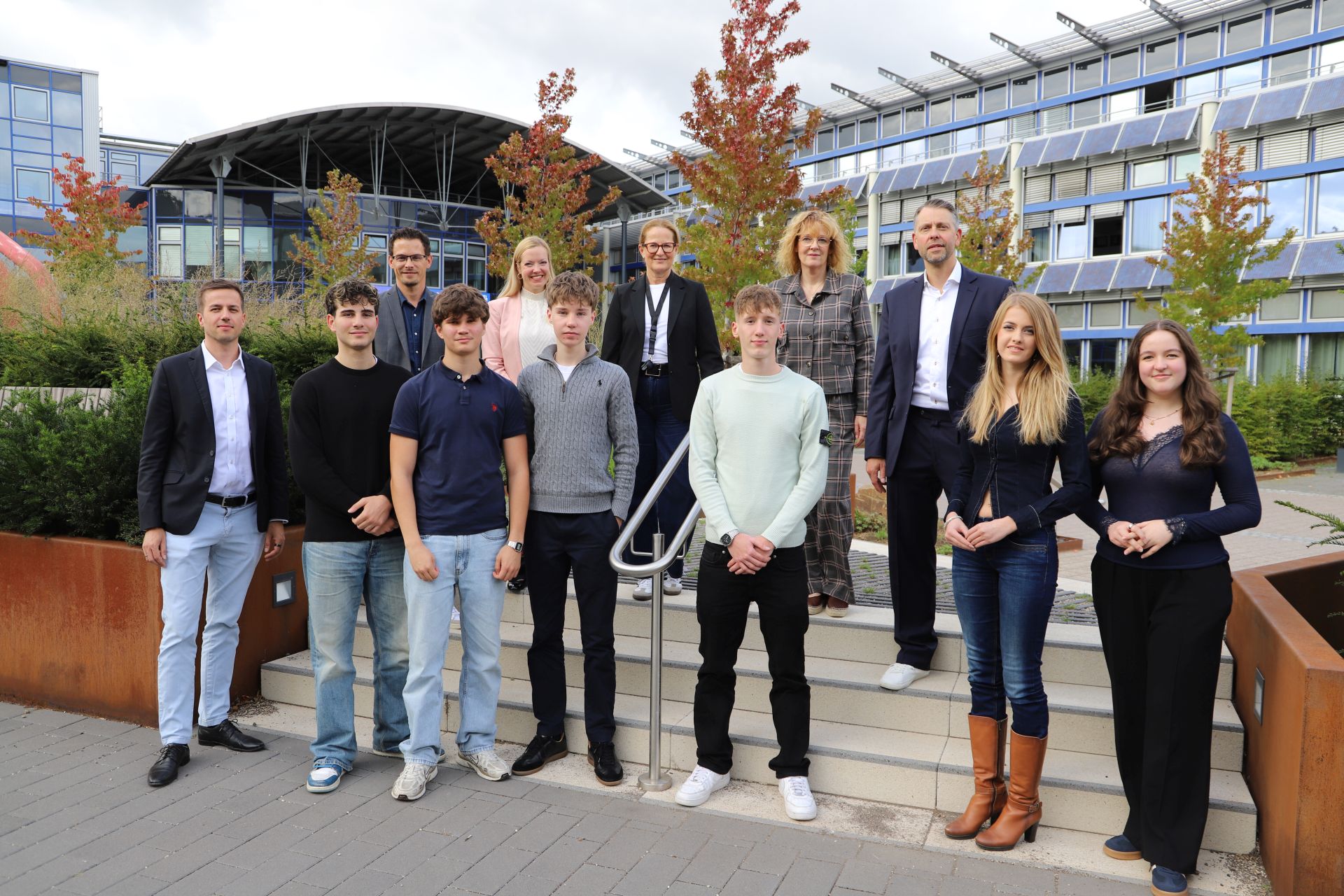 Frühstudierende zusammen mit Hochschulpräsidentin Prof. Dr. Marion Halfmann, Studiengangleiter Prof. Dr. Robert Grüter, Schulleiterin Daniela Steffens, Studiengangkoordinator für Betriebswirtschaft Stefan Freitag sowie Bildungsgangleiter des Wirtschaftsgymnasiums Sebastian Mauelshagen und stellv. Bildungsgangleiterin Jacqueline Schwarzbach