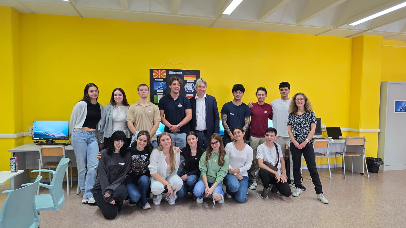 Gruppenfoto der deutschen und italienischen Jugendlichen vor der Erasmus+-Tafel