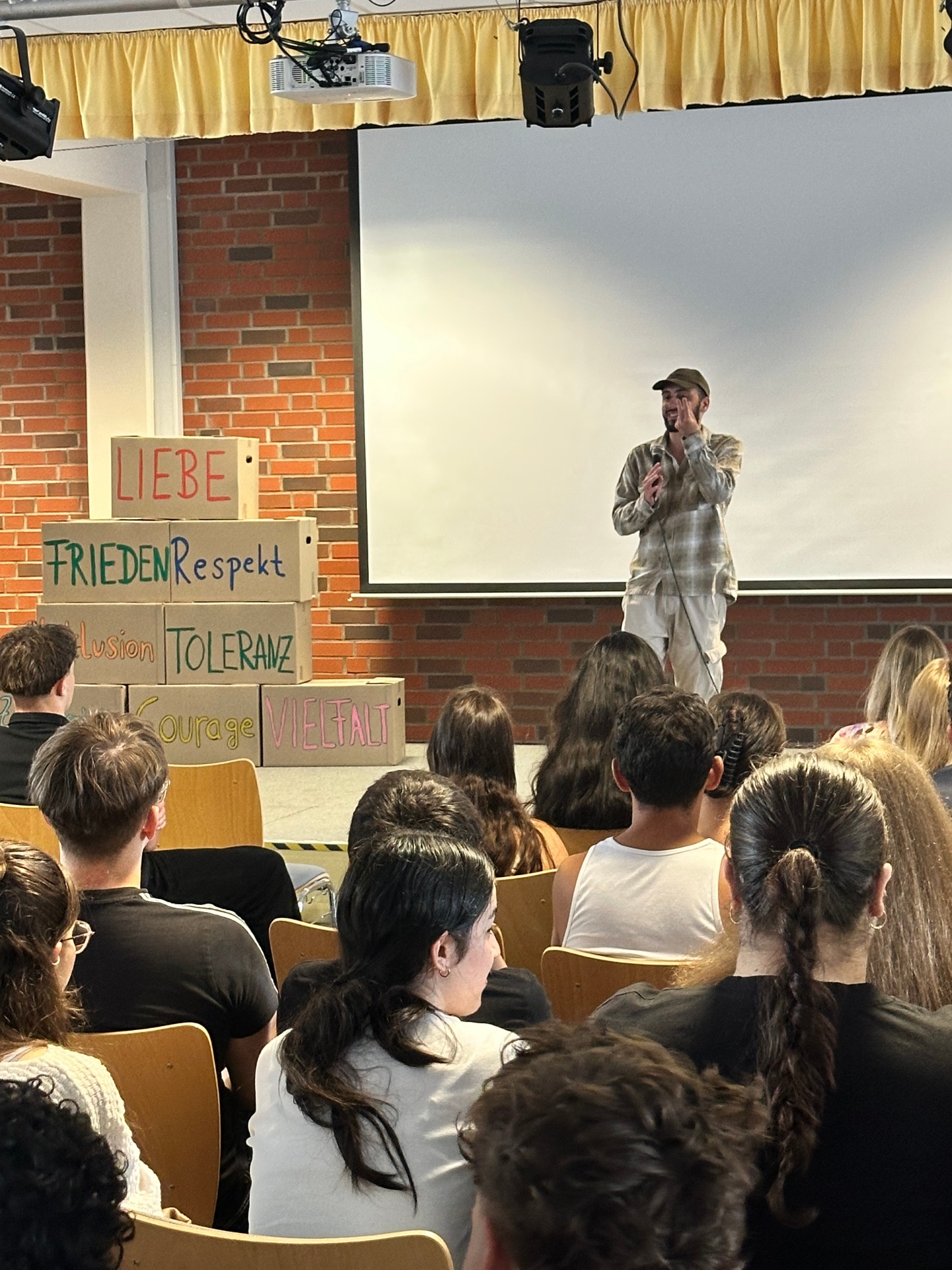 Timur Turga vor Publikum – Impulse für Toleranz und Inklusion