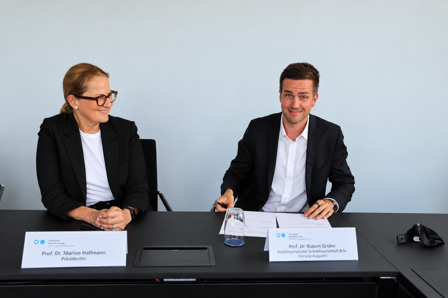 Prof. Dr. Marion Halfmann und Prof. Dr. Robert Grüter bei der Vertragsunterzeichnung