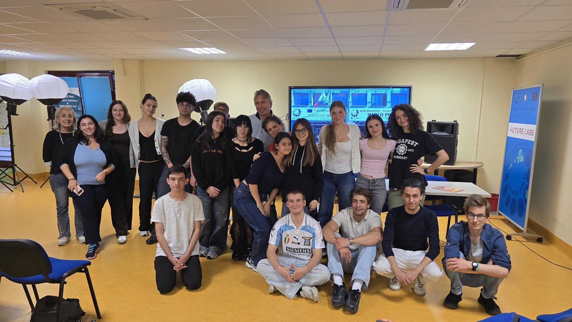 Gemeinsames Gruppenfoto der Begegnung in Bari