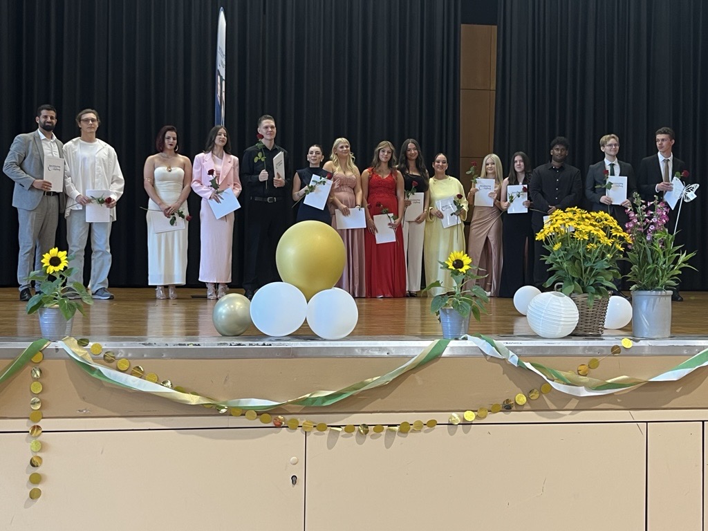 Gruppenbild der Absolvent:innen der Höheren Handelsschule