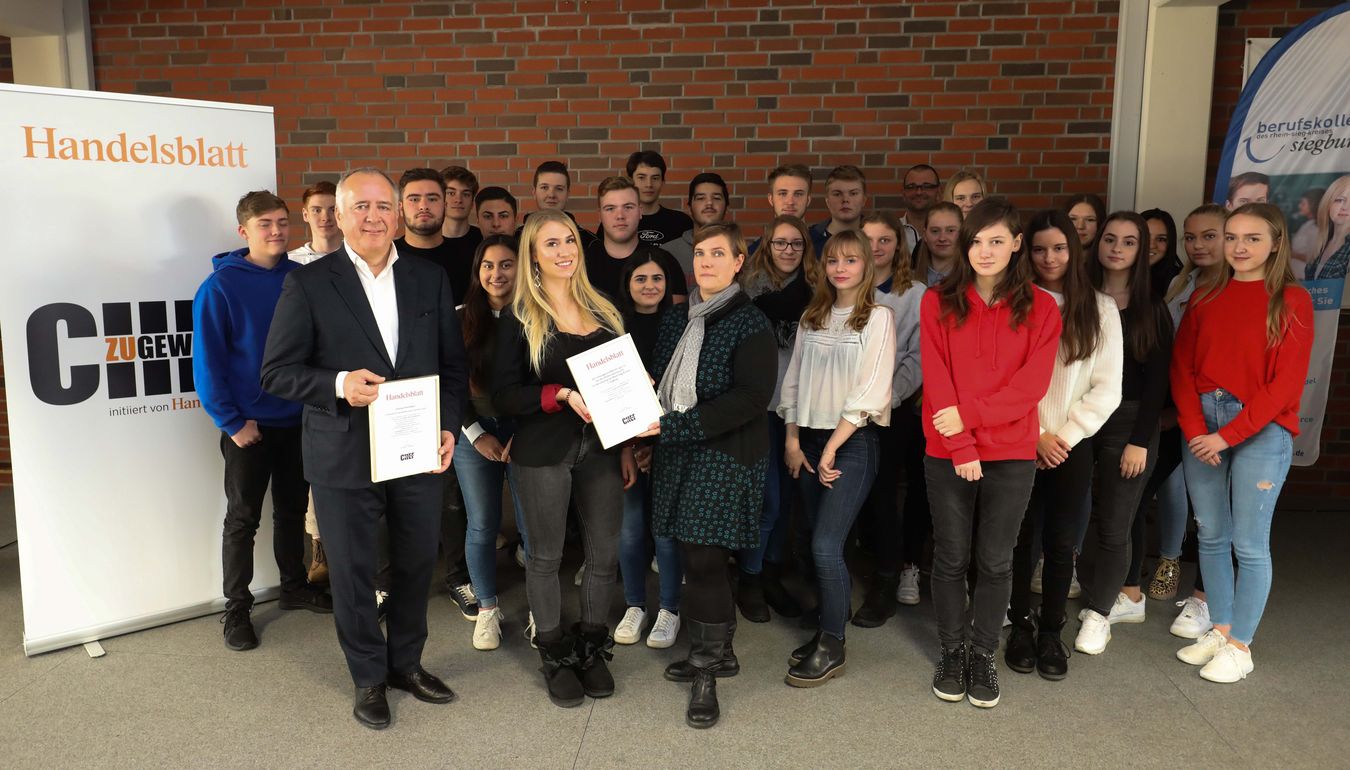 Schülerinnen und Schüler des Berufliches Gymnasiums bei der Preisverleihung des Handelsblatt-Wettbewerbs „Chef zu gewinnen“