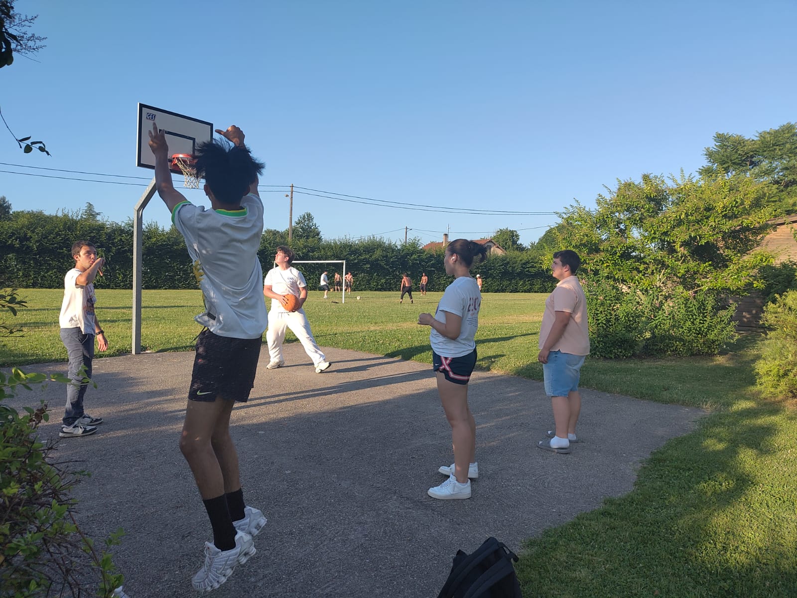 Gemeinsames Basketballspiel
