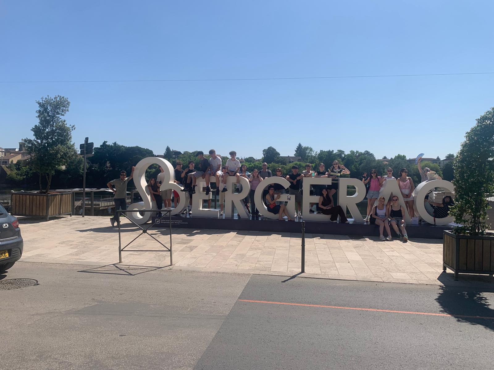 Gruppe vor Bergerac-Schriftzug