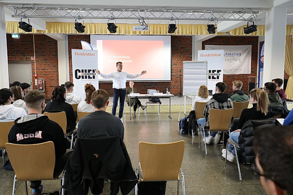 Martin Kaloudis, CEO der BWI GmbH, zu Gast beim Berufliches Gymnasium des Berufskollegs Siegburg