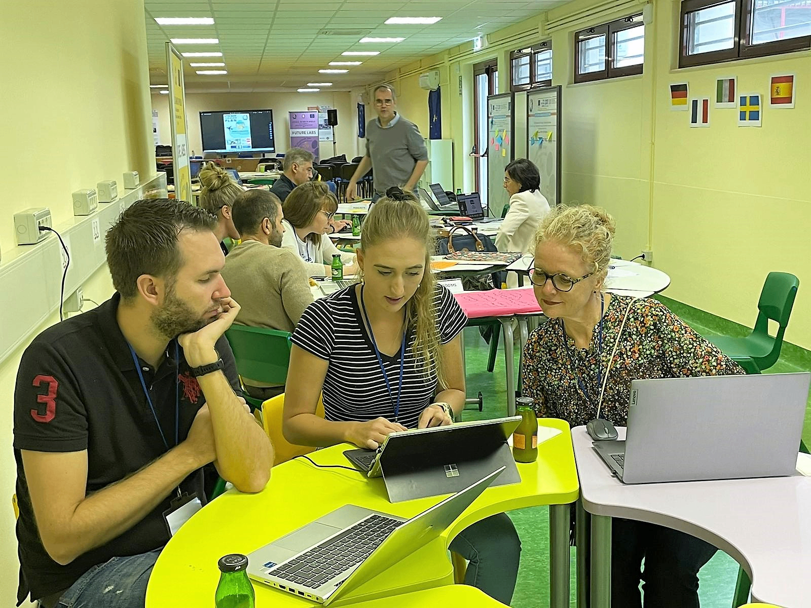 Arbeit an digitalen Escape Rooms · Bari