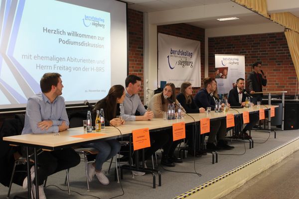 Podiumsdiskussion mit ehemaligen Abiturient*innen und Herrn Freitag von der Hochschule Bonn-Rhein-Sieg am Berufskolleg Siegburg