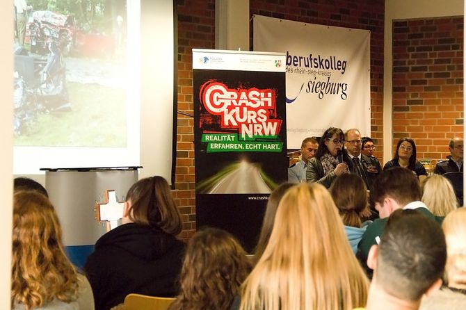 Schüler:innen verfolgen die Berichte beim Crash Kurs NRW
