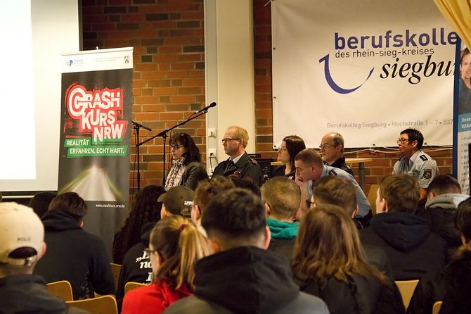 Akteur:innen des Crash Kurs NRW im Gespräch mit den Schüler:innen