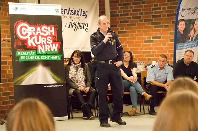 Polizist berichtet beim Crash Kurs NRW am Berufskolleg Siegburg