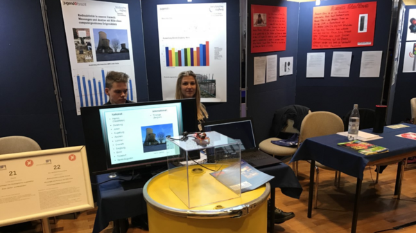 Schüler:innen des Berufskollegs Siegburg präsentieren ihr Projekt am Stand des Jugend-forscht-Wettbewerbs