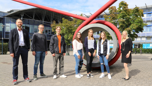 Jungstudierende 2021/22 mit Stefan Freitag und Studienrätin Jacqueline Schwarzbach