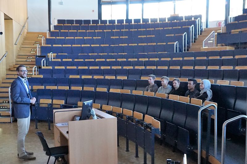Stefan Freitag mit Jungstudierenden im Hörsaal der Hochschule Bonn-Rhein-Sieg