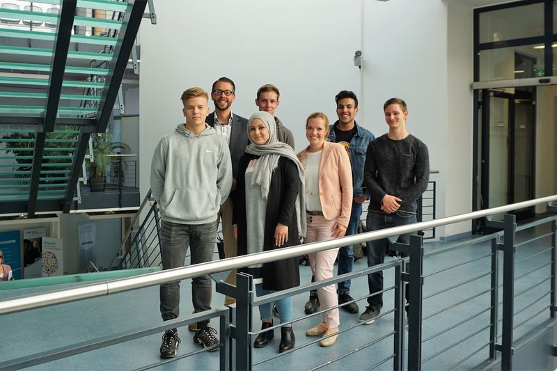 Herr Freitag (H-BRS) mit den Jungstudierenden der Jahrgangsstufe 13 und Frau Schwarzbach
