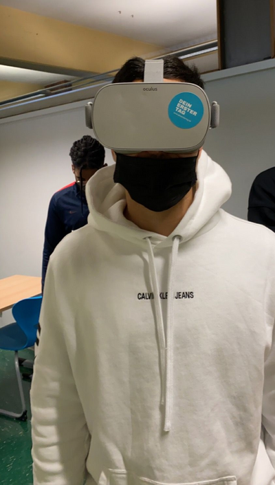 Schüler mit Oculus VR-Brille im Unterricht am Berufskolleg Siegburg